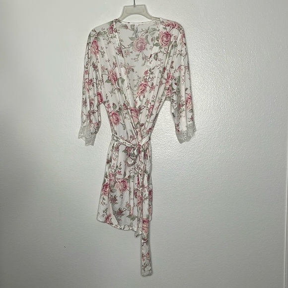 FLORA NIKROOZ Soft Short Robe Lace Trim Kimono Sleeves Roses Multicolor Medium - Picture 1 of 5